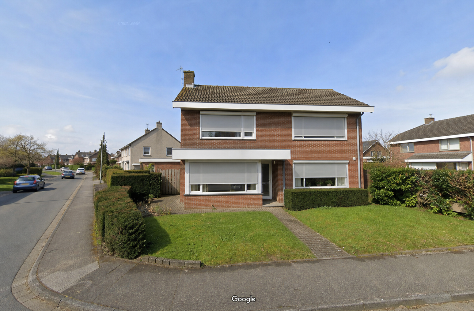 Woning na plaatsing van witte ramen en screens