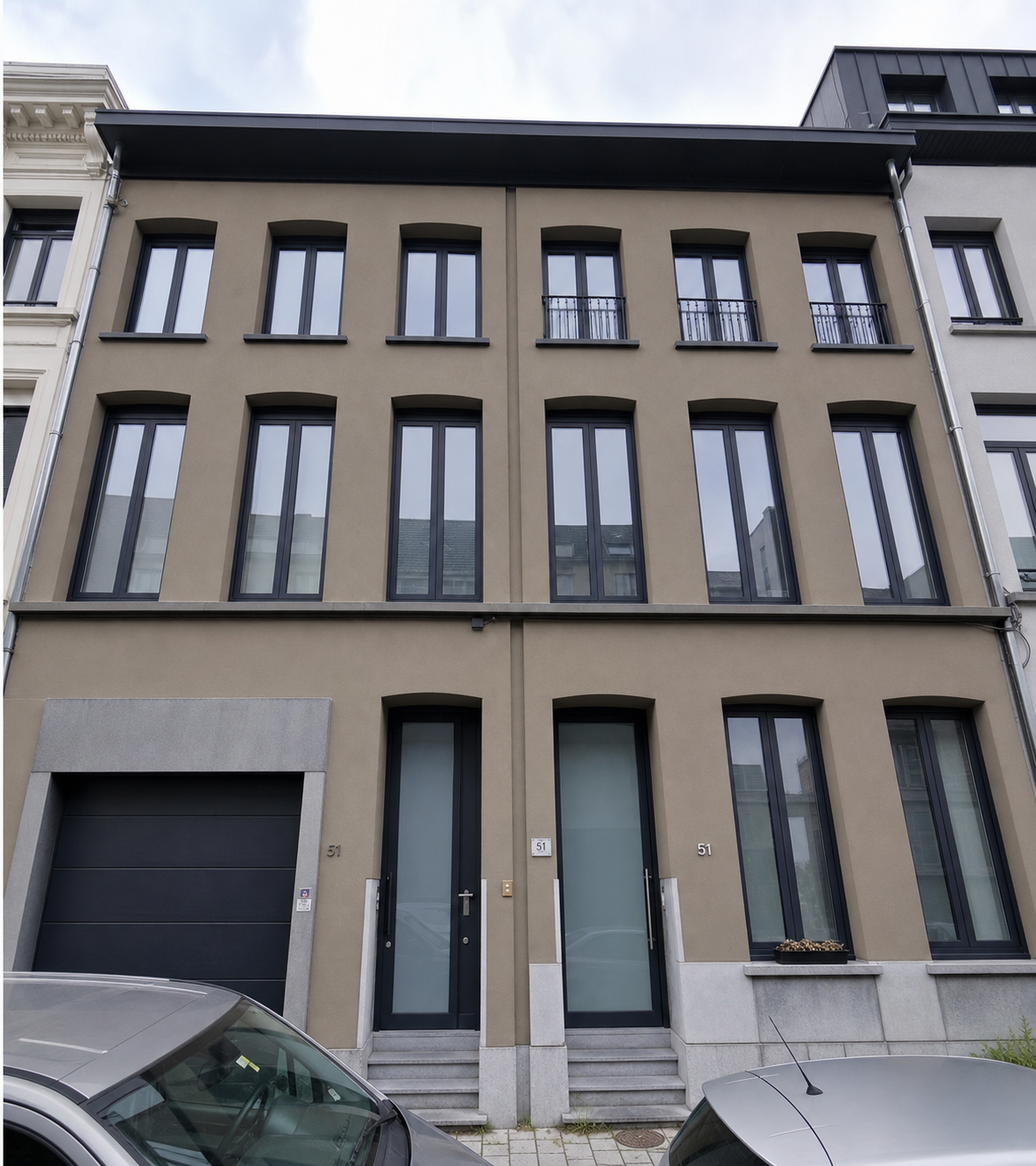 Milisstraat na renovatie met nieuwe blauwe ramen