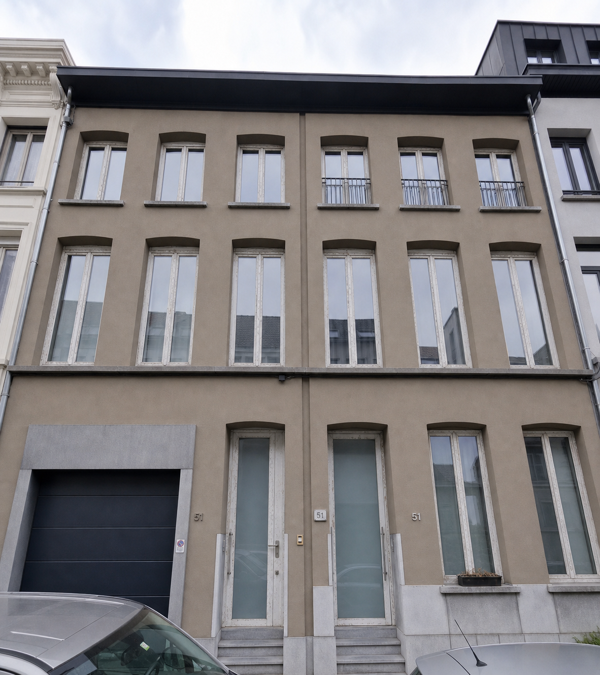 Milisstraat voor renovatie met witte versleten ramen